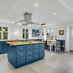 6 Bedroom Beautiful In *