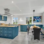 6 Bedroom Beautiful In *